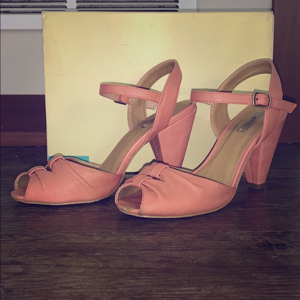 Pink pumps